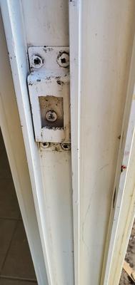 Latch bracket in door jamb track