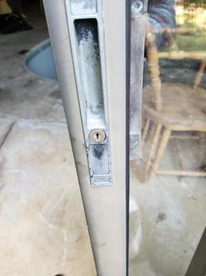 Exterior sliding door flush handle with key cylinder