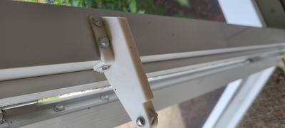 Storm door jamb bracket corner style