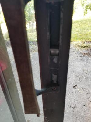 Interior sliding door flush handle with key cylinder